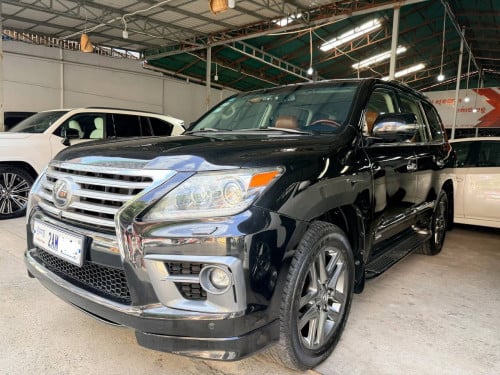 Lexus LX570 2013 Spec ពណ៌ខ្មៅ អារ៉ាប់ ផ្លាក 2AM-XXXXម្ចាស់ដើម ទើបកាត់បាន ក្នុងការ៉ុត 2AM-xxxz