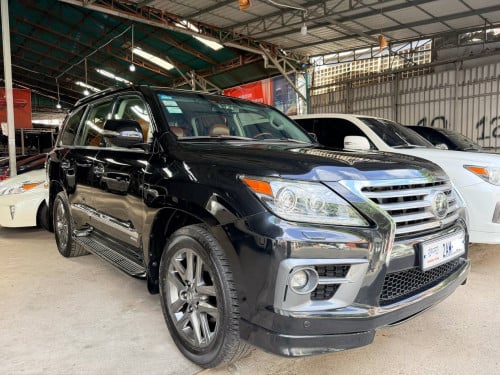 Lexus LX570 2013 Spec ពណ៌ខ្មៅ អារ៉ាប់ ផ្លាក 2AM-XXXXម្ចាស់ដើម ទើបកាត់បាន ក្នុងការ៉ុត 2AM-xxxz