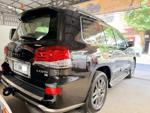 Lexus LX570 2013 Spec ពណ៌ខ្មៅ អារ៉ាប់ ផ្លាក 2AM-XXXXម្ចាស់ដើម ទើបកាត់បាន ក្នុងការ៉ុត 2AM-xxxz