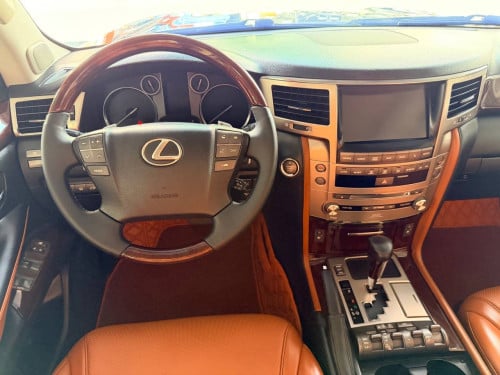 Lexus LX570 2013 Spec ពណ៌ខ្មៅ អារ៉ាប់ ផ្លាក 2AM-XXXXម្ចាស់ដើម ទើបកាត់បាន ក្នុងការ៉ុត 2AM-xxxz