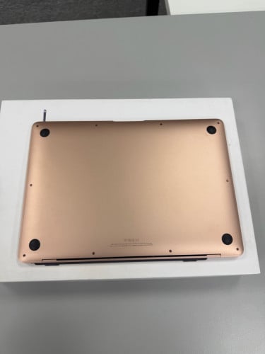 Macbook Air M1 (2020) ថ្មី99% មានប្រអប់ Charger original