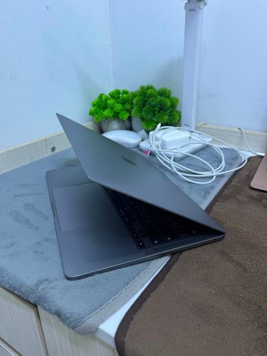 MacBook Pro M2 13-inch Memory 256G Year 2022 នៅស្អាត98%