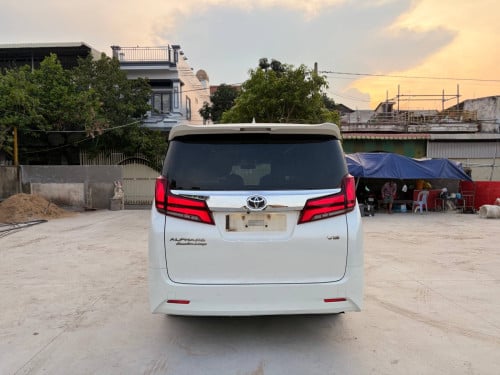 Toyota Alphard Russia