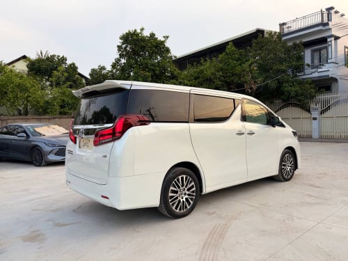 Toyota Alphard Russia