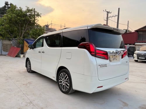 Toyota Alphard Russia