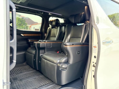 Toyota Alphard Russia