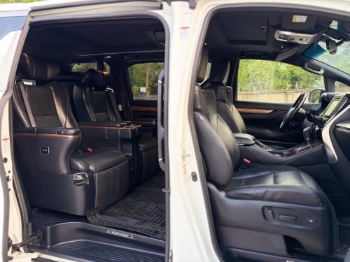 Toyota Alphard Russia