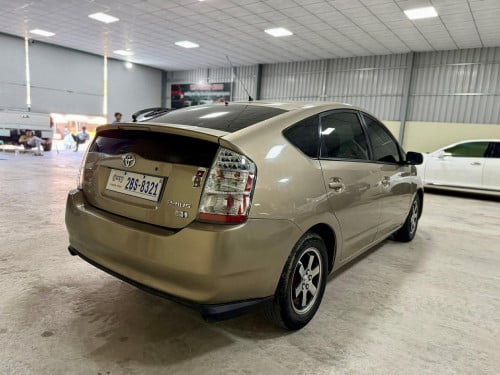 Toyota Pruis 2008 half full 11000$