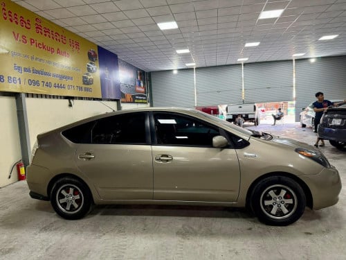 Toyota Pruis 2008 half full 11000$