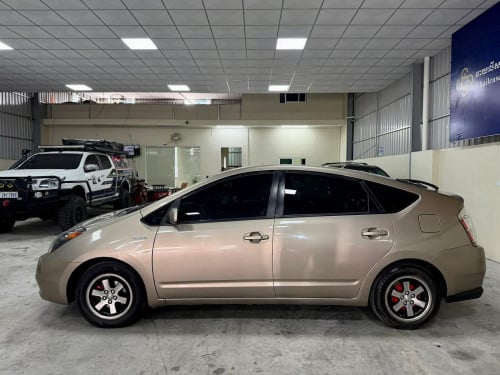 Toyota Pruis 2008 half full 11000$