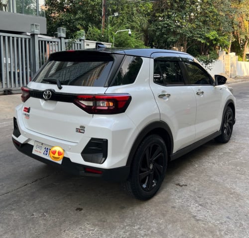 Toyota Raize 2023 ដំបូលខ្មៅ (28000គីទ្បូ) ទឹកថ្នាំហ្សុីន1ជុំ