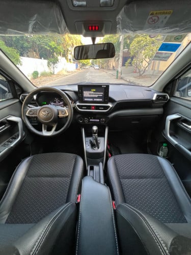 Toyota Raize 2023 ដំបូលខ្មៅ (28000គីទ្បូ) ទឹកថ្នាំហ្សុីន1ជុំ