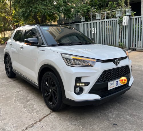 Toyota Raize 2023 ដំបូលខ្មៅ (28000គីទ្បូ) ទឹកថ្នាំហ្សុីន1ជុំ