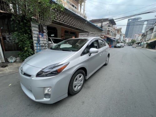 Urgent sale Toyota Prius 2011 option3 new tax paper
