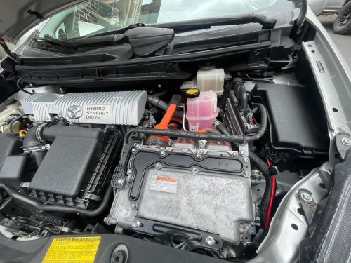 Urgent sale Toyota Prius 2011 option3 new tax paper