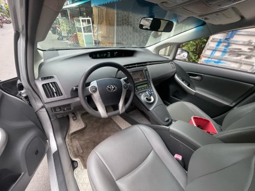 Urgent sale Toyota Prius 2011 option3 new tax paper