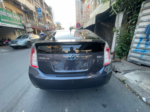 Urgent sale Toyota Prius 2012 option3 new tax paper