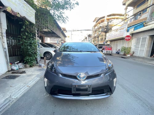 Urgent sale Toyota Prius 2012 option3 new tax paper