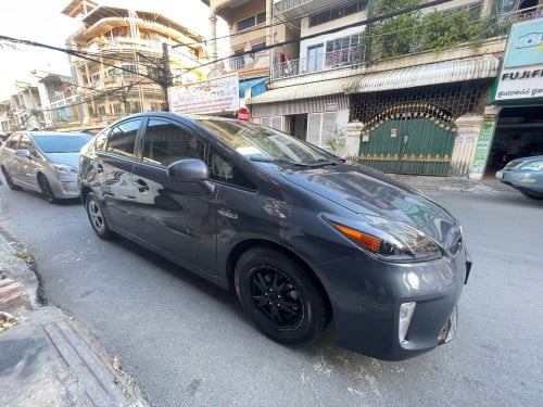 Urgent sale Toyota Prius 2012 option3 new tax paper