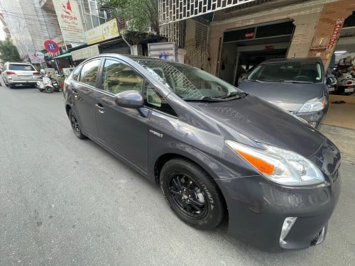 Urgent sale Toyota Prius 2012 option3 sola new tax paper