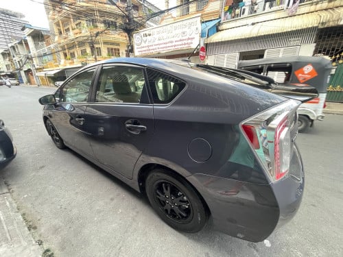 Urgent sale Toyota Prius 2012 option3 sola new tax paper