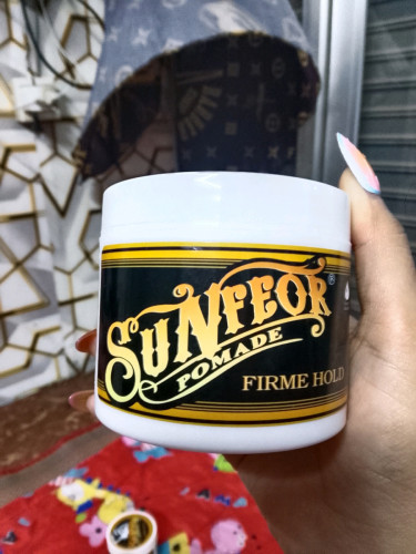 ជេលធ្វើម៉ូតសក់