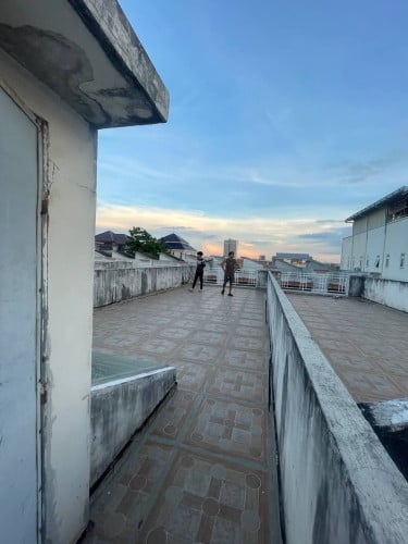 ផ្ទះជួល នៅលូប្រាំ ស្ទឹងមានជ័យ ក្រោយសាលាមីគីវេ ម្តុំបុរីជ័យជំនះ បរិយាកាសរស់នៅល្អ និងស្ងប់ស្ងាត់