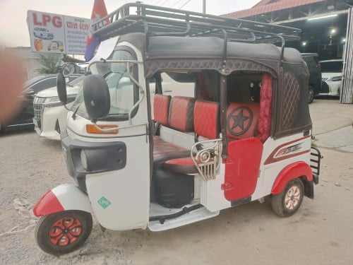 កង់បីលក់ 022 ស្អាតទឹកថ្នាំស៊ីនមួយជុំ។ តម្លៃ 2150 ចរចាបាន