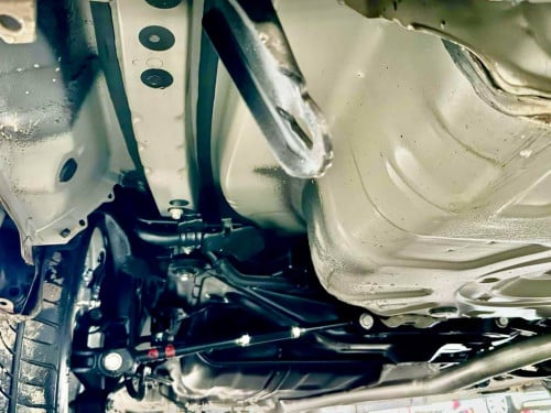 ឡានលក់ Camry 010 XLE full option ពេញ ក្នុងលឿង មានកំដៅកៅអី ពណ៌ស