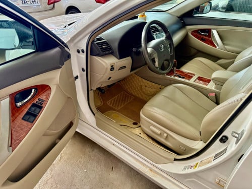 ឡានលក់ Camry 010 XLE full option ពេញ ក្នុងលឿង មានកំដៅកៅអី ពណ៌ស