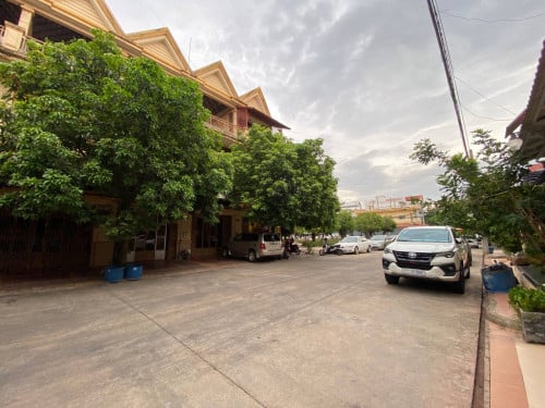 ផ្ទះលក់ឬជួលបន្ទាន់ខ្លាំង នៅលើឈូកមាស​ផ្លូវF