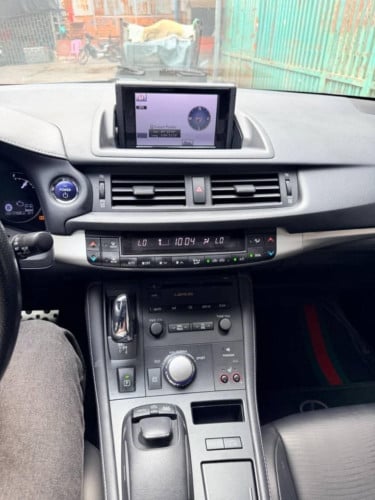 ទេីបកាត់បានស្អាតណាស់​ Lexus CT200h F-Sport  ពណ៌​ប្រផេះ​