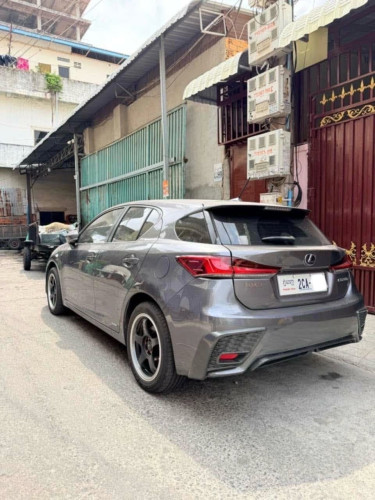 ទេីបកាត់បានស្អាតណាស់​ Lexus CT200h F-Sport  ពណ៌​ប្រផេះ​