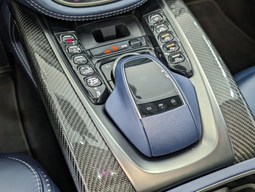 Aston DBX 2021