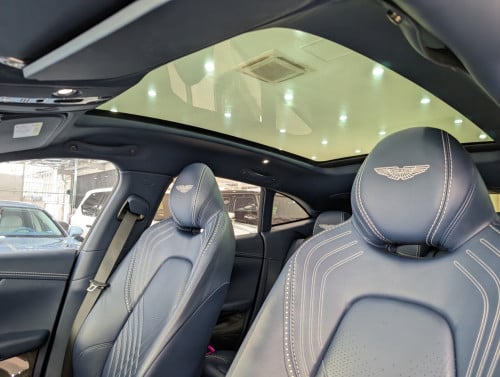 Aston DBX 2021