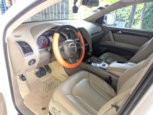 Audi Q7 010 ម៉ាស៊ូត