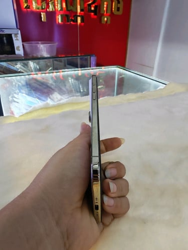 iPhone 17Air 256G ពណ៍មាស សាកថ្ម50ដង  ថ្ម100% ស្អាតដូចថ្មី 99%