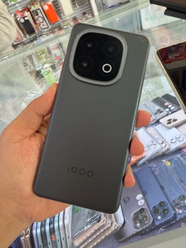 iQOO 13 1TGB Ram 16G+16 ( Look like new)