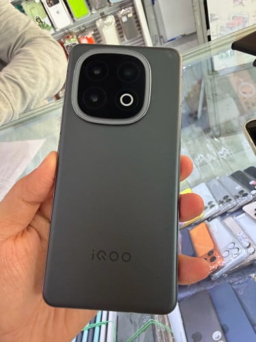 iQOO 13 1TGB Ram 16G+16  ( Look like new)