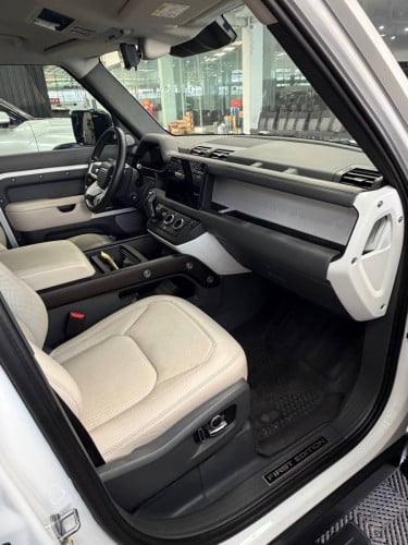 Land Rover Defender 2023