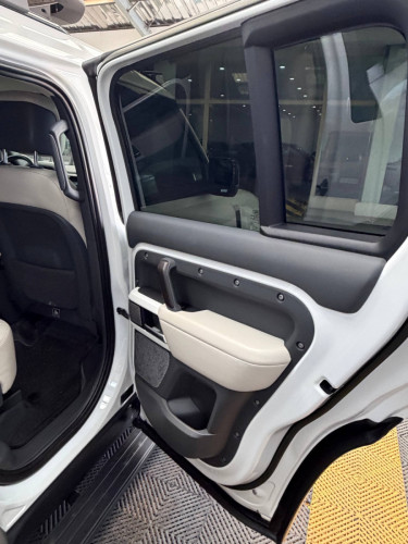 Land Rover Defender 2023