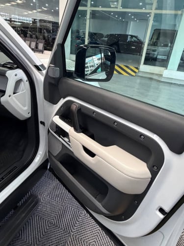 Land Rover Defender 2023
