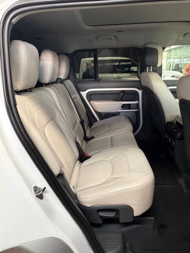 Land Rover Defender 2023