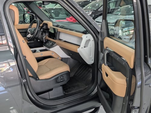 Land Rover Defender 2025