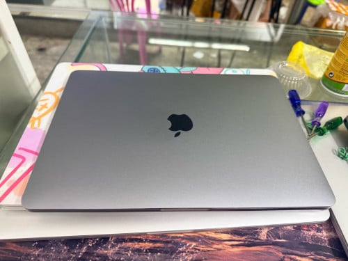 MacBook 2018 A1989