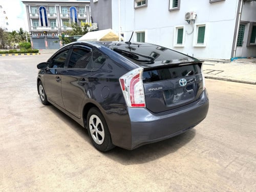 Prius 2012 option 4 ពណ៌ប្រផេះ