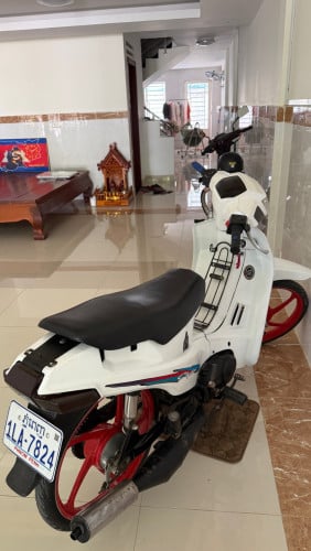 Suzuki crystal 1993 មានពន្ធលក់ 2លាន