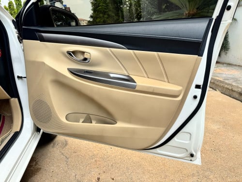 Toyota . Vios . ឆ្នាំ . 017 - ហ្វូល  ខ្លាញ់​គោ​