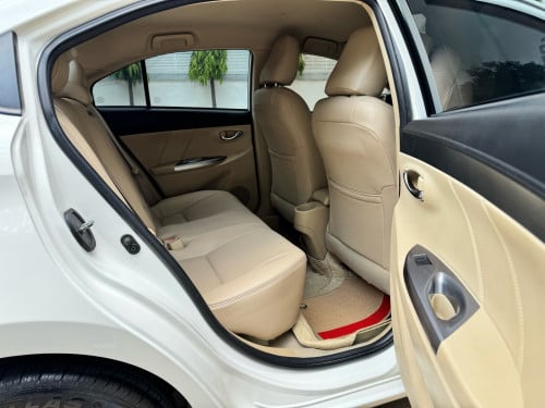 Toyota . Vios . ឆ្នាំ . 017 - ហ្វូល  ខ្លាញ់​គោ​