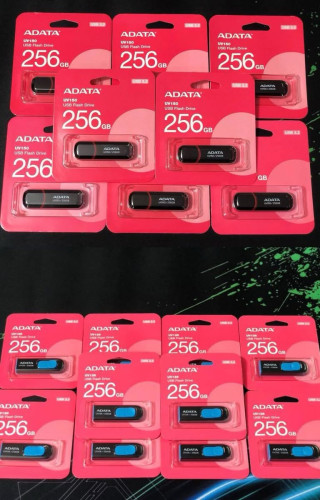USB Plash Brand ADATA  អីវ៉ាន់មាននៅក្នុងស្តុកថ្មីប្រអប់ធានា1ឆ្នាំ  បងៗអាចធ្វើការកម្ម៉ង់បាន📩🙏